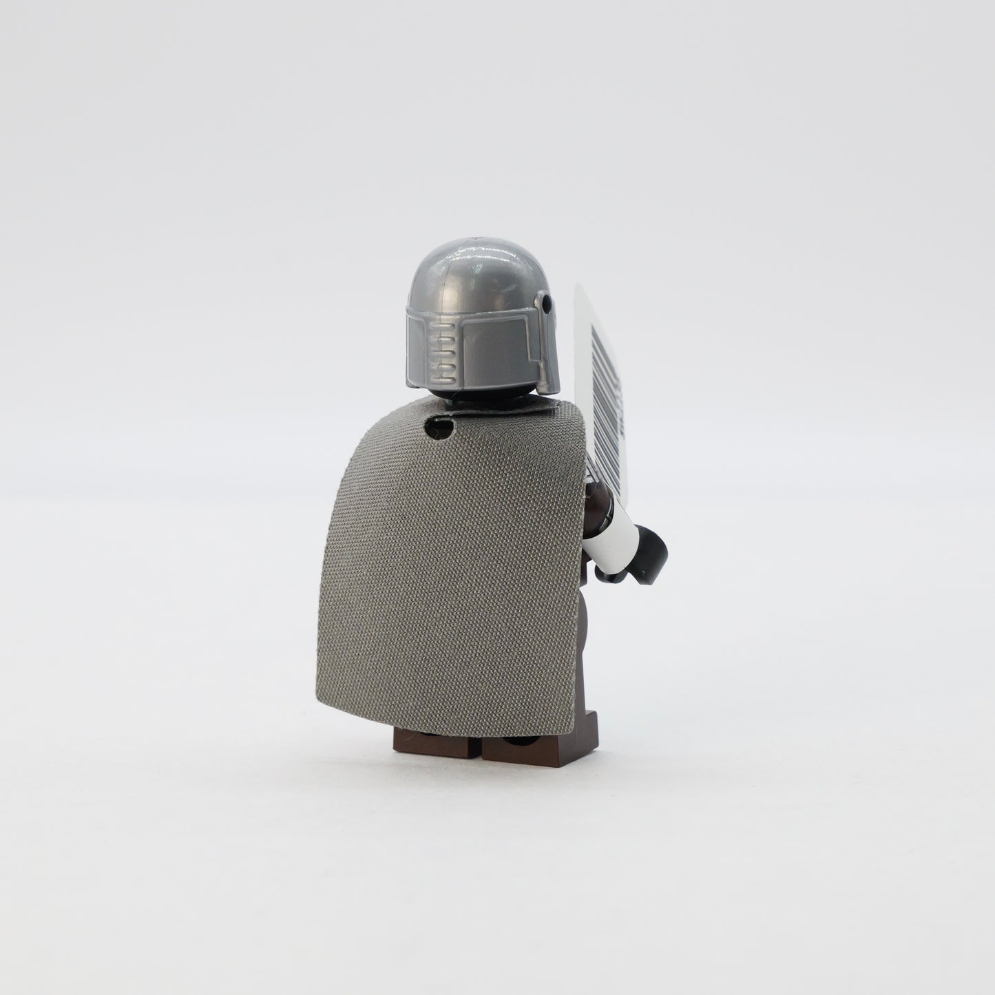 sw1135: The Mandalorian / Din Djarin / 'Mando' - Silver Beskar Armor, Cape - Bricks and Minifigs Sioux Falls