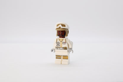 sw1186: Hoth Rebel Trooper White Uniform, Dark Tan Helmet, Reddish Brown Head