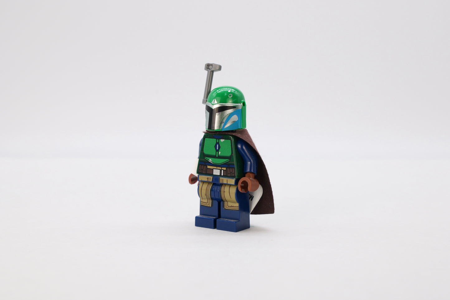 sw1078: Mandalorian Tribe Warrior - Female, Dark Brown Cape, Green Helmet with Antenna / Rangefinder